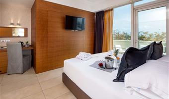 una cama de matrimonio extragrande y 2 camas individuales, suite junior, jacuzzi, vistas frontales al mar