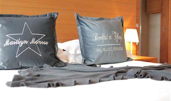 una cama de matrimonio extragrande y 2 camas individuales, suite junior, jacuzzi, vistas frontales al mar