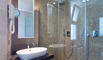 una cama de matrimonio extragrande y 2 camas individuales, suite junior, jacuzzi, vistas frontales al mar