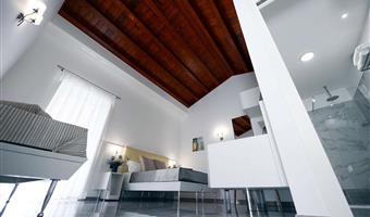 1 cama de matrimonio grande y 1 cama individual, no fumador, habitación de lujo, balcón, con vistas a la plaza, posibilidad de dos camas individuales