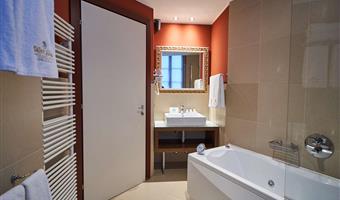 1 cama de matrimonio grande, no fumador, habitación de categoría superior, bañera de hidromasaje y ducha, posibilidad de dos camas individuales