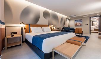 1 cama de matrimonio extragrande, no fumador, suite junior, bañera, balcón, sala de estar, sofá