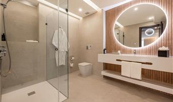 1 cama de matrimonio extragrande, no fumador, suite junior, bañera, balcón, sala de estar, sofá