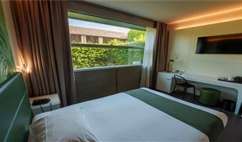 cama de matrimonio accesible para personas con limitaciones físicas, instalaciones para huéspedes con limitaciones físicas, ducha a ras de suelo, habitación estándar, cama francesa de 140 centímetros, no fumador