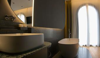 1 cama de matrimonio extragrande, no fumador, terraza, vistas al lago, sala de estar, bathtub
