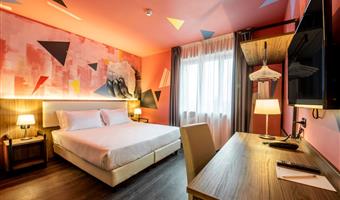 cama de matrimonio grande accesible para personas con limitaciones físicas, instalaciones para huéspedes con limitaciones físicas, ducha a ras de suelo, habitación comodidad, no fumador