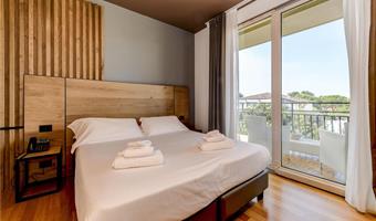 suite-1 cama de matrimonio grande, no fumador, dos sofás cama para una persona, dos terrazas, piscina privada
