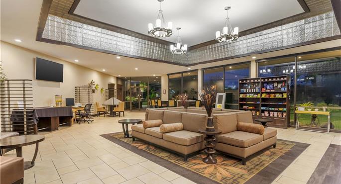 Vestíbulo del Best Western Plus Garden Court Inn en Fremont - 05224