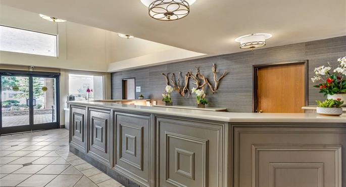 Vestíbulo del Best Western Plus Monterey Inn en Monterey - 05398