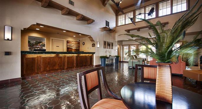 Vestíbulo del Best Western San Dimas Hotel & Suites en San Dimas - 05707
