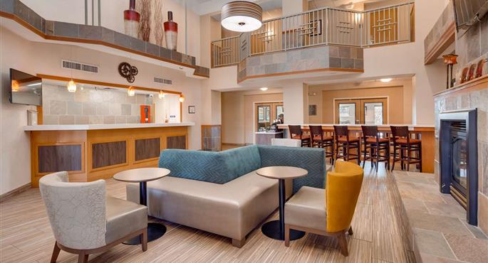 Vestíbulo del Best Western Plus Gateway Inn & Suites en Aurora - 06161