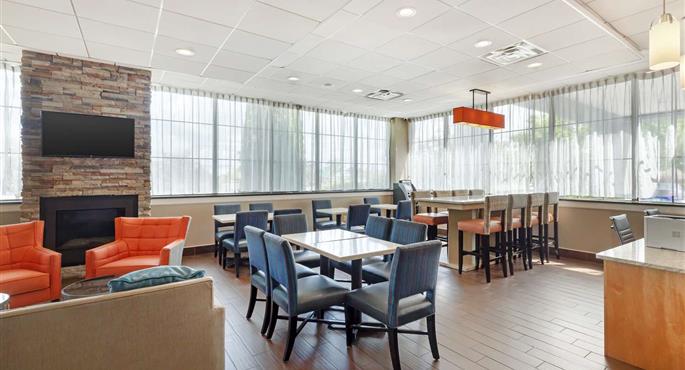 Vestíbulo del Best Western Hartford Hotel & Suites en Hartford - 07026