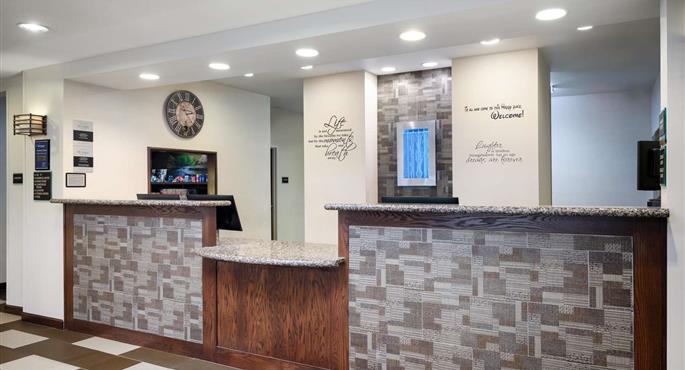 Vestíbulo del Green Mill Village Hotel & Suites, BW Signature Collection en Arcola - 14198