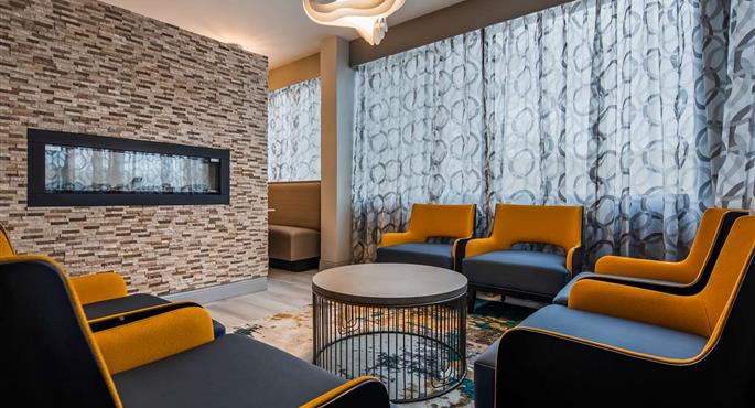 Vestíbulo del Best Western Plus Bloomington East Hotel en Bloomington - 14216