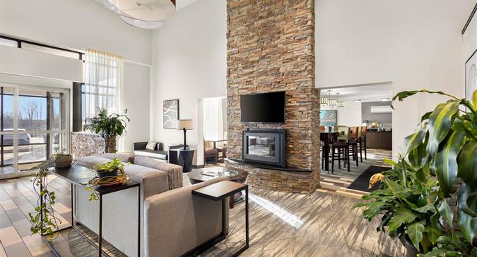 Vestíbulo del Best Western Luxbury Inn Fort Wayne en Fort Wayne - 15061