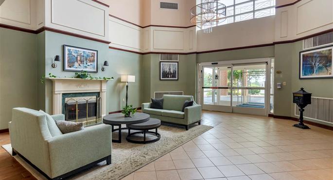 Vestíbulo del Best Western Plus Inn at Hunt Ridge en Lexington - 47092