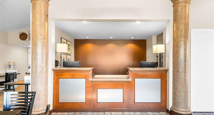 Vestíbulo del SureStay Plus by Best Western San Jose Central City en San Jose - 52088
