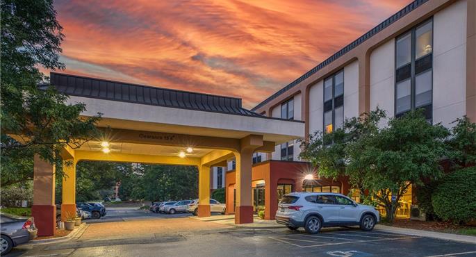 Exterior del SureStay Plus by Best Western Chicago Lombard - Lombard - 54018