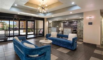 Vestíbulo del SureStay Plus by Best Western Coralville Iowa City en Coralville - 54161