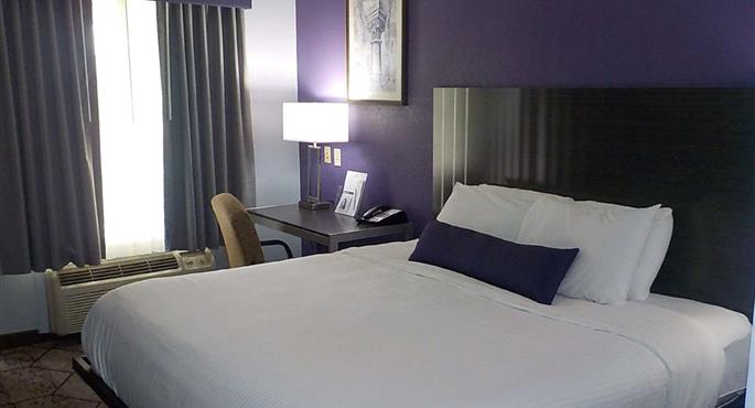 Habitación del SureStay Plus by Best Western Warner Robins AFB - Warner Robins - 55040