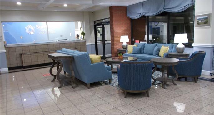 Vestíbulo del SureStay Plus by Best Western St Marys Cumberland en St.Marys - 55148