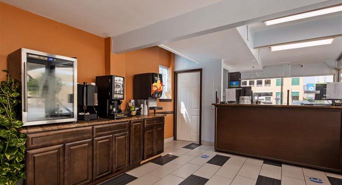 Vestíbulo del SureStay by Best Western Virginia Beach Royal Clipper en Virginia Beach - 55164