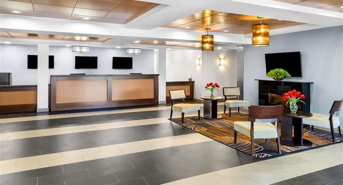 Vestíbulo del Best Western Thompson Hotel & Suites en Thompson - 63014
