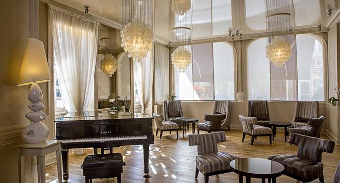 Vestíbulo del Best Western Grand Hotel De Bordeaux en Aurillac - 93013