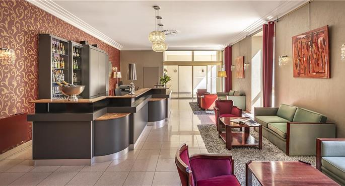 Vestíbulo del Best Western Plus Poitiers Centre Le Grand Hotel en Poitiers - 93776
