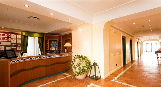 Vestíbulo del Best Western Hotel La Conchiglia en Palinuro Costa del Cilento - 98241