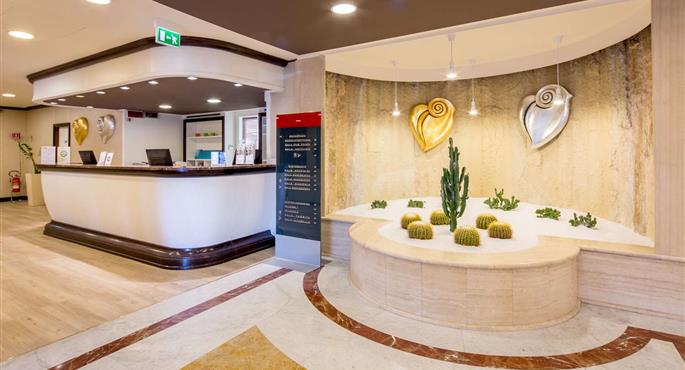 Vestíbulo del Best Western Plus Tower Hotel Bologna en Bolonia - 98361