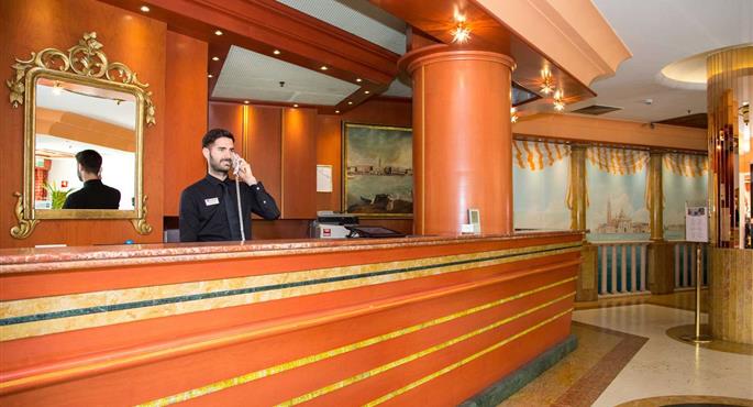 Vestíbulo del Best Western Hotel Tritone en Venezia Mestre - 98380
