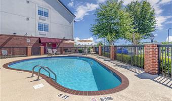 Piscine de Best Western Plus Lake Lanier Gainesville Hotel & Suites - Oakwood - 11214
