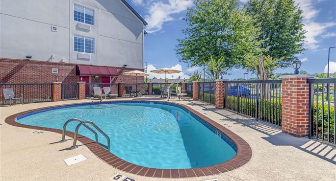 Piscine de Best Western Plus Lake Lanier Gainesville Hotel & Suites - Oakwood - 11214