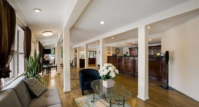 Hall de SureStay Plus by Best Western Woodbury Inn à Woodbury - 33102