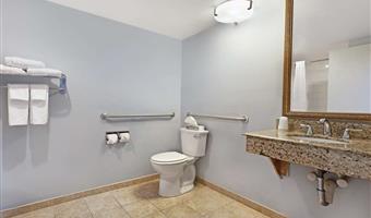 chambre queen size avec accès handicapés, accessible aux personnes à mobilité réduite, assistance de communication, baignoire, non fumeur, petit déjeuner complet