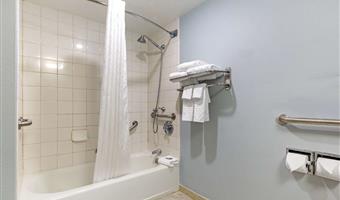 chambre queen size avec accès handicapés, accessible aux personnes à mobilité réduite, assistance de communication, baignoire, non fumeur, petit déjeuner complet