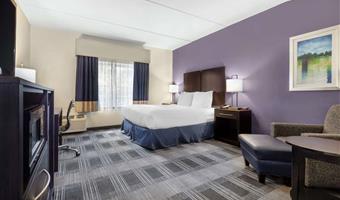 chambre queen size avec accès handicapés, accessible aux personnes à mobilité réduite, assistance de communication, baignoire, non fumeur, petit déjeuner complet