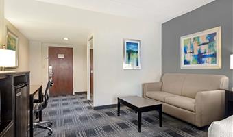 suite- 1 lit king size, non fumeur, chambre séparée, canapé-lit, salon commun, four à micro-ondes et réfrigérateur, petit déjeuner complet