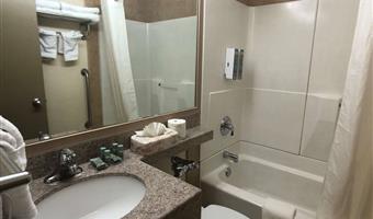 1 lit king size, non fumeur, etage en dessous, bureau, four à micro-ondes et réfrigérateur, wi-fi, petit déjeuner continental