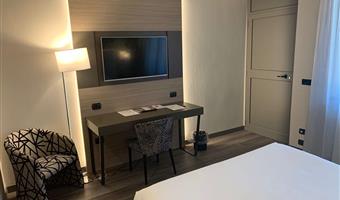 1 lit queen size, non fumeur, chambre superieure, convertible en deux lits simples, parking devant les chambres