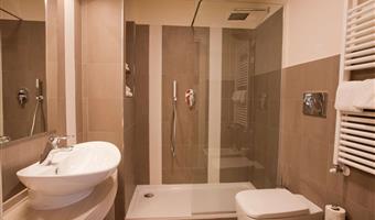 1 lit queen size, non fumeur, chambre superieure, convertible en deux lits simples, parking devant les chambres