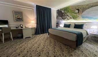 1 très grand lit, non fumeur, junior suite, deux canapés-lits pour 1, mini-réfrigérateur, avec air-conditionné, cafetière/théière, petit déjeuner complet
