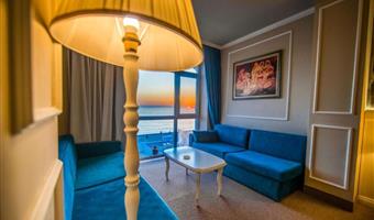 1 très grand lit, non fumeur, chambre supérieure, deux canapés-lits pour 1, vue sur la mer, mini-réfrigérateur, avec air-conditionné, petit déjeuner complet