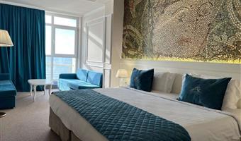 1 très grand lit, non fumeur, chambre supérieure, deux canapés-lits pour 1, vue sur la mer, mini-réfrigérateur, avec air-conditionné, petit déjeuner complet