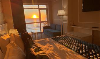 1 très grand lit, non fumeur, chambre supérieure, deux canapés-lits pour 1, vue sur la mer, mini-réfrigérateur, avec air-conditionné, petit déjeuner complet