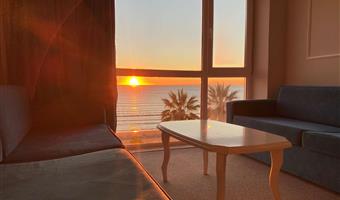 1 très grand lit, non fumeur, chambre supérieure, deux canapés-lits pour 1, vue sur la mer, mini-réfrigérateur, avec air-conditionné, petit déjeuner complet