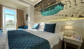 1 très grand lit, non fumeur, chambre executive, deux canapés-lits pour 1, jacuzzi, terrasse privée, avec air-conditionné, petit déjeuner complet