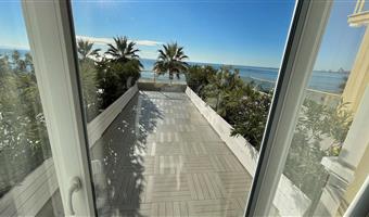 1 très grand lit, non fumeur, chambre executive, deux canapés-lits pour 1, jacuzzi, terrasse privée, avec air-conditionné, petit déjeuner complet