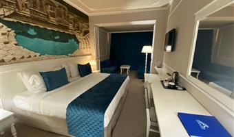 1 très grand lit, non fumeur, chambre executive, deux canapés-lits pour 1, jacuzzi, terrasse privée, avec air-conditionné, petit déjeuner complet